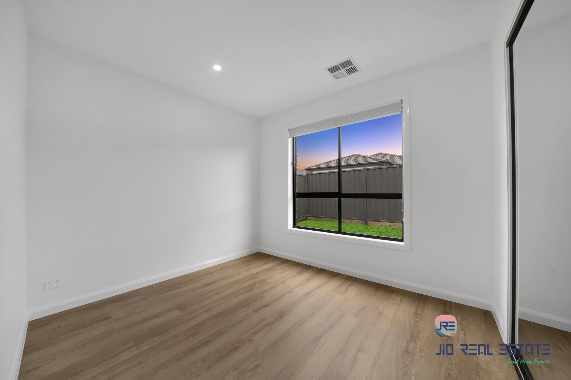 8 Heron Way, Melton South VIC
