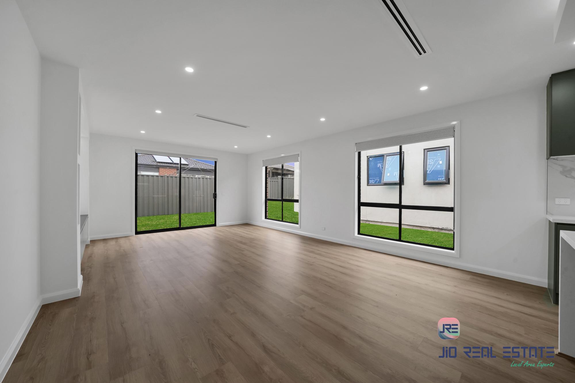 8 Heron Way, Melton South VIC