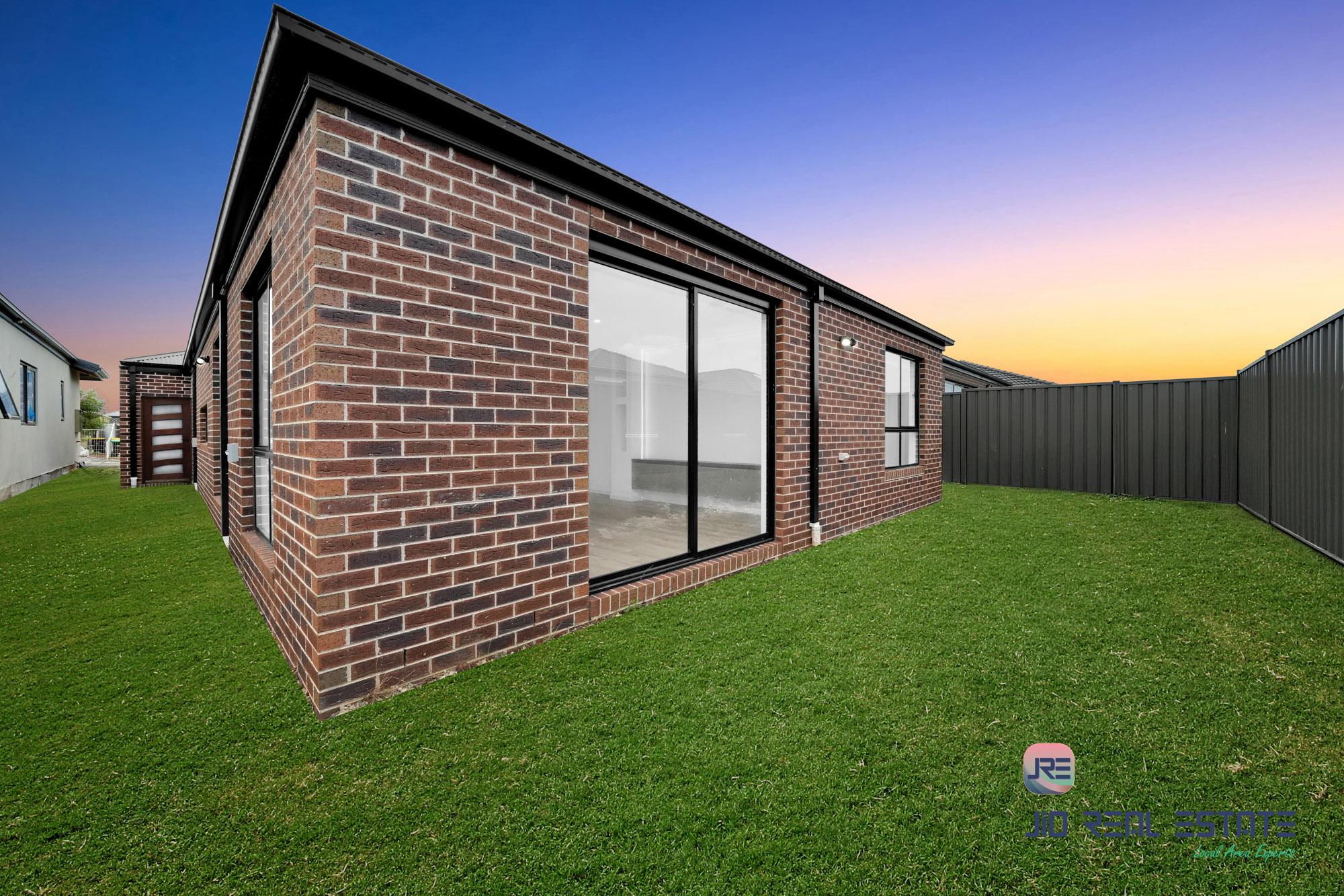 8 Heron Way, Melton South VIC