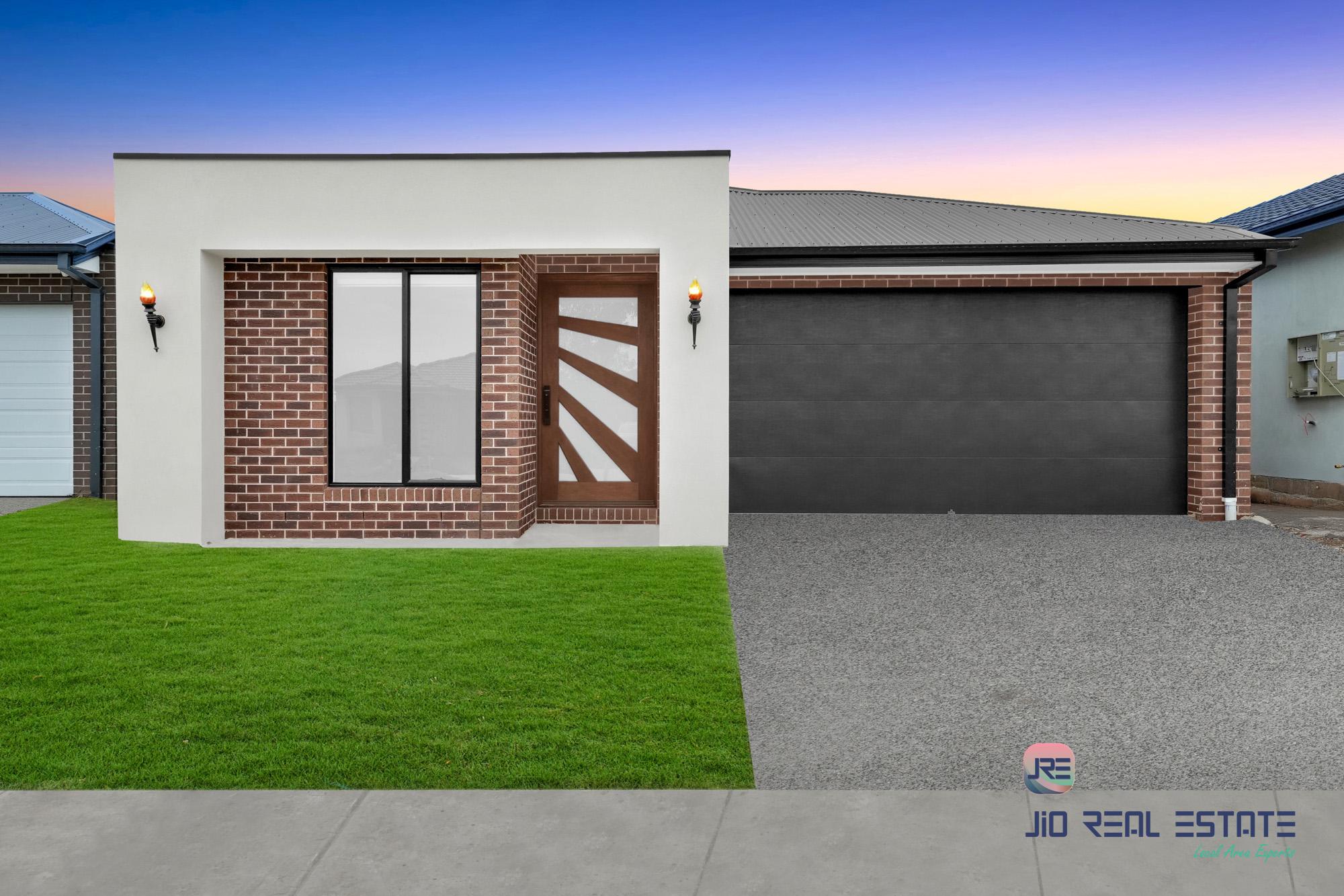 8 Heron Way, Melton South VIC
