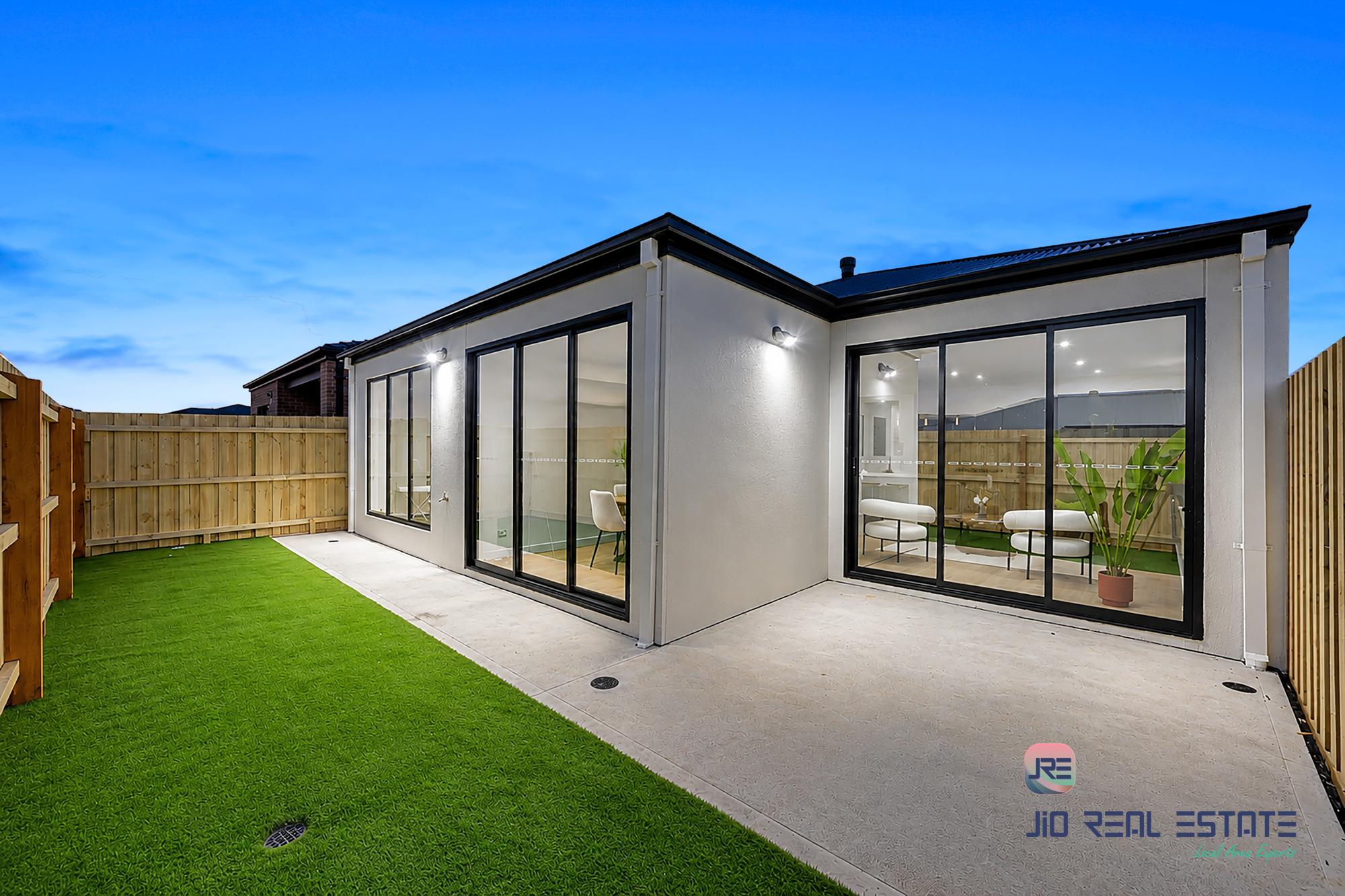 33 Parklea Way, Thornhill Park VIC