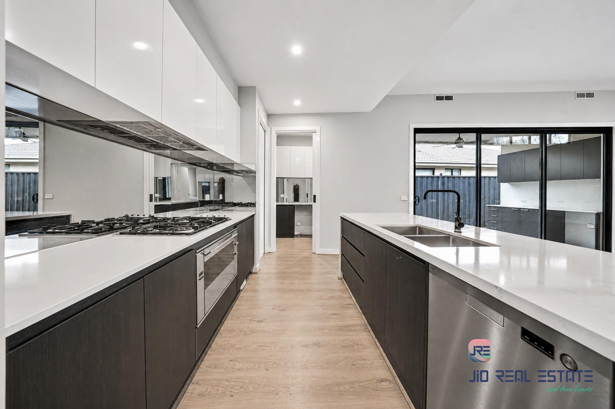14 Wiltshire Boulevard, Thornhill Park VIC