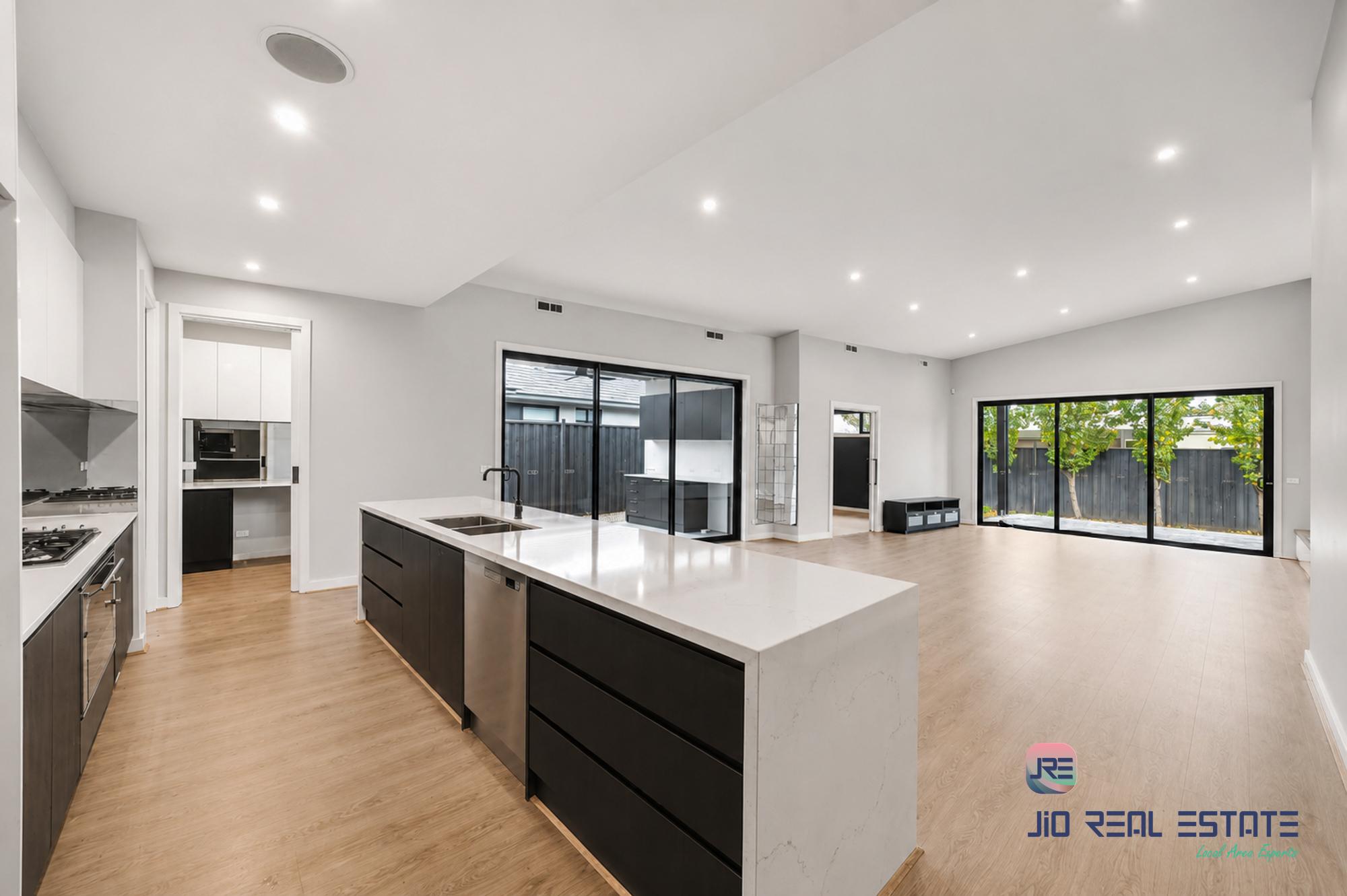 14 Wiltshire Boulevard, Thornhill Park VIC