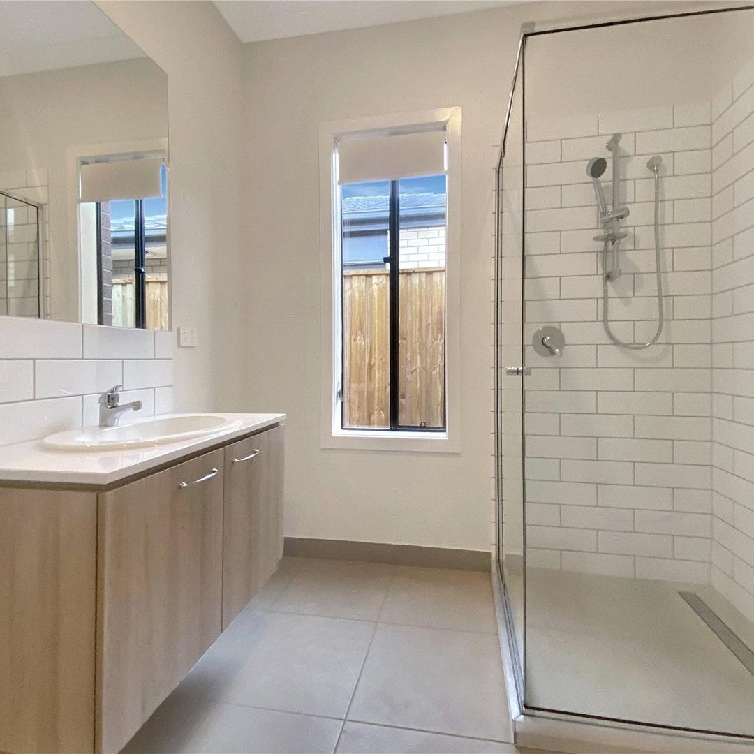 54 Lynwood Drive, Thornhill Park VIC