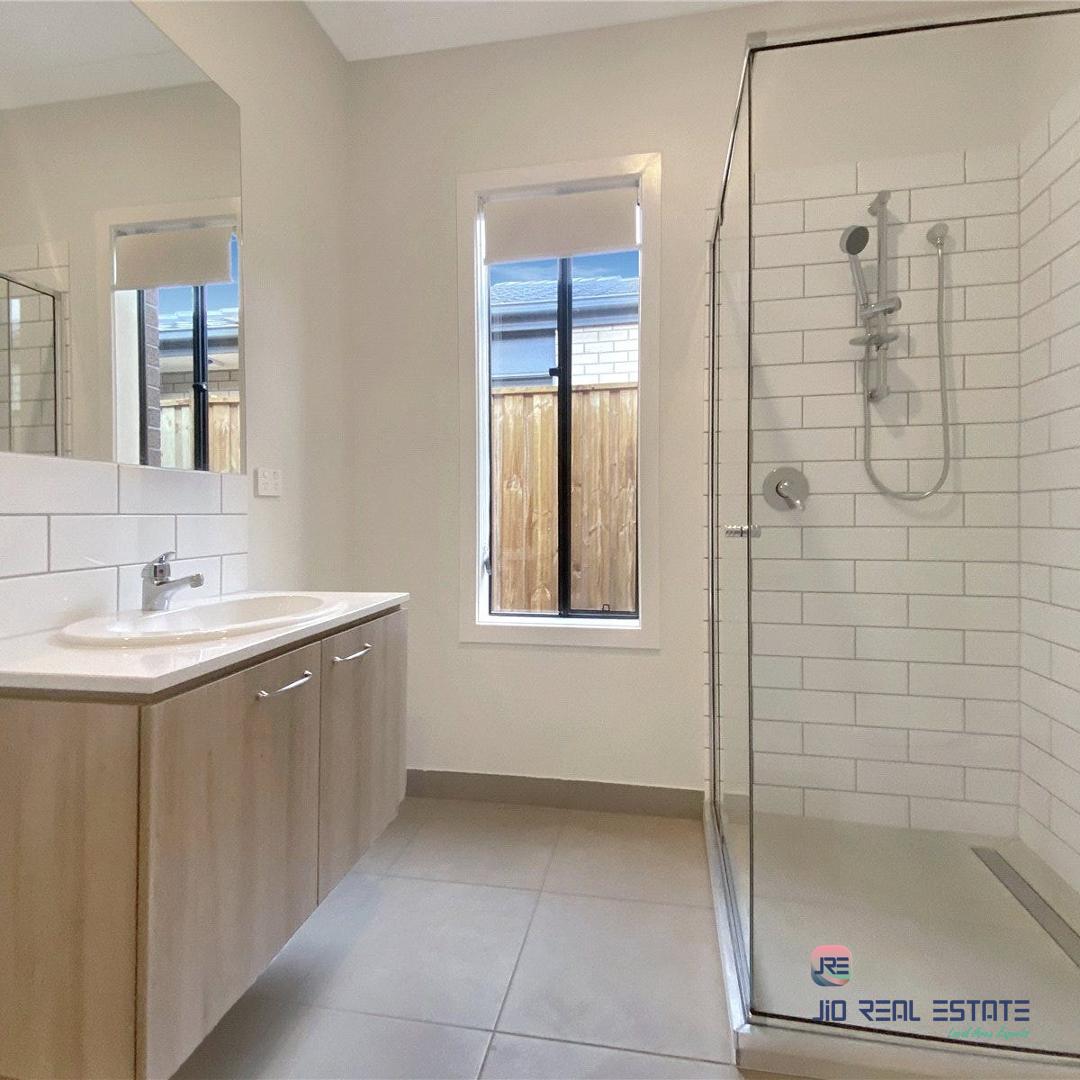 54 Lynwood Drive, Thornhill Park VIC