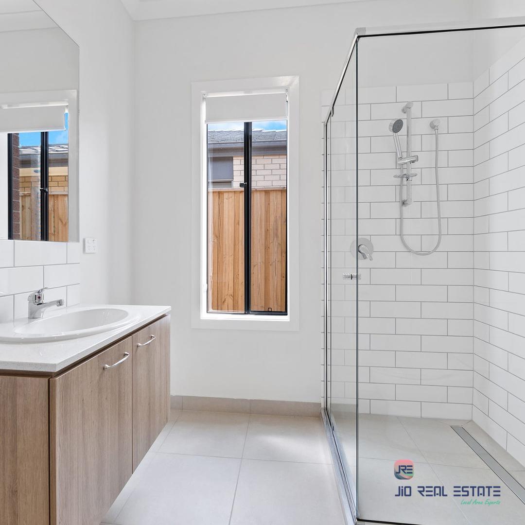 54 Lynwood Drive, Thornhill Park VIC