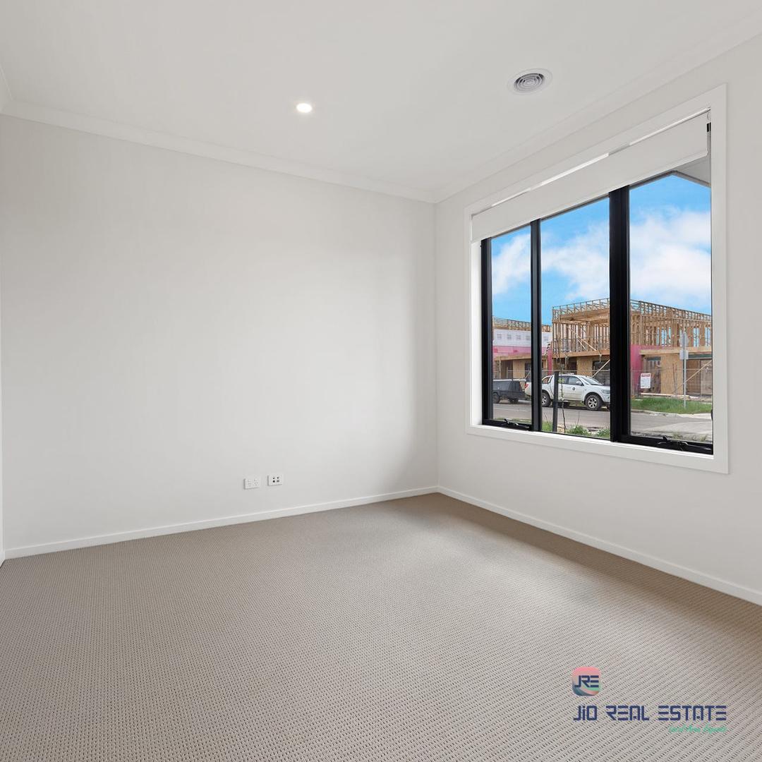 54 Lynwood Drive, Thornhill Park VIC