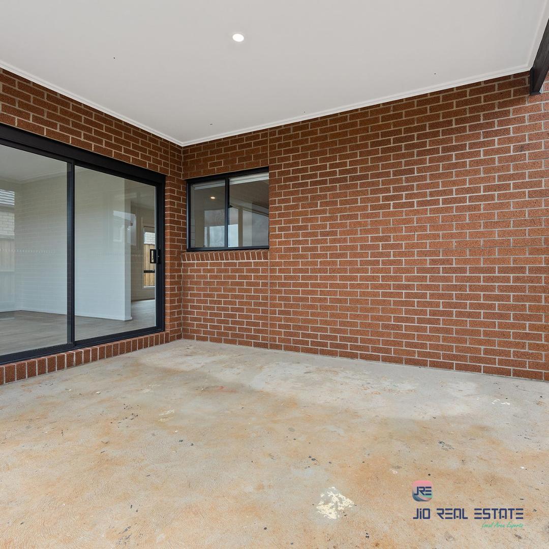 54 Lynwood Drive, Thornhill Park VIC