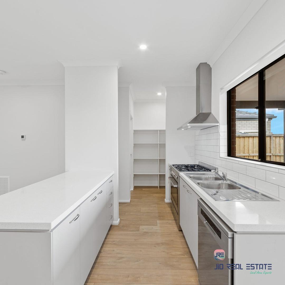 54 Lynwood Drive, Thornhill Park VIC