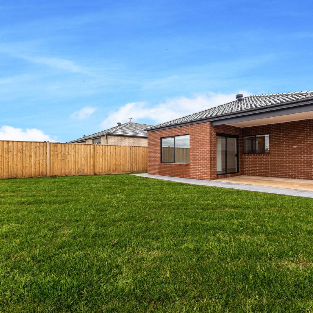 54 Lynwood Drive, Thornhill Park VIC