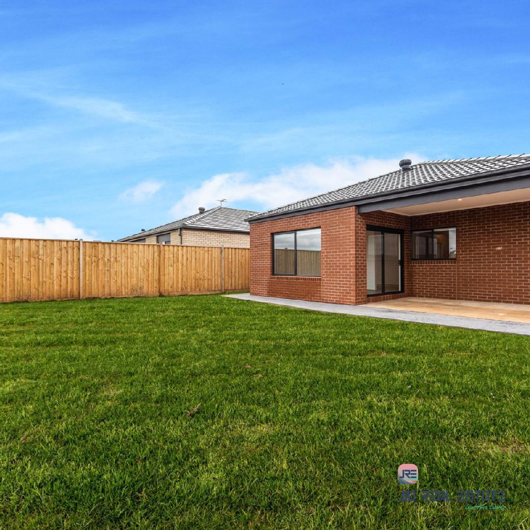 54 Lynwood Drive, Thornhill Park VIC