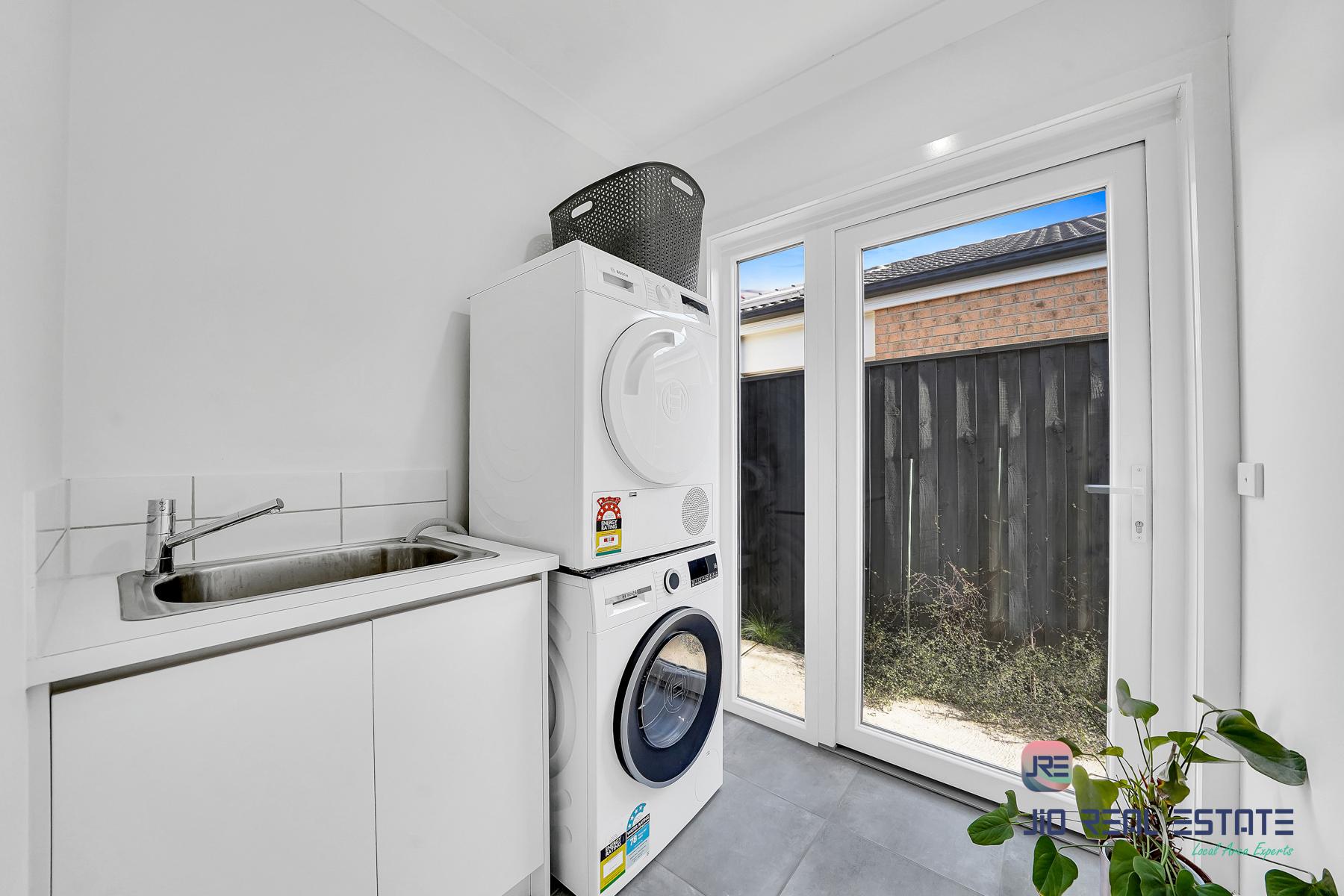 25 Houston Drive, Thornhill Park VIC