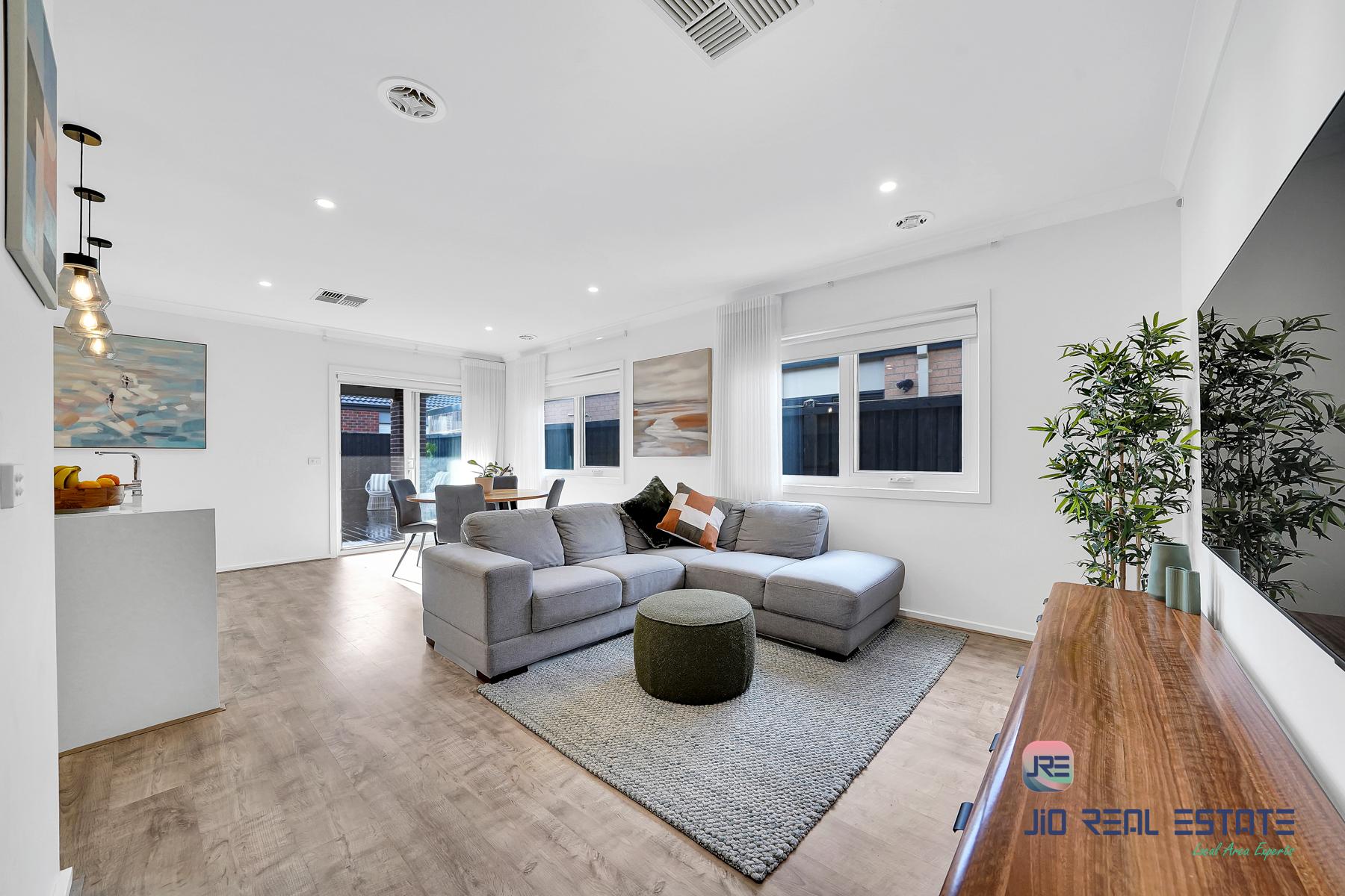 25 Houston Drive, Thornhill Park VIC