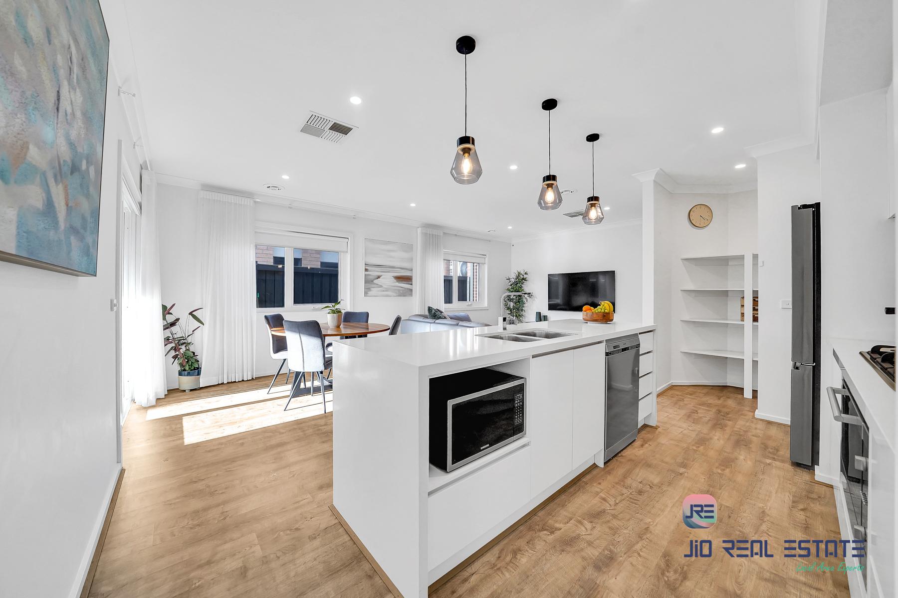 25 Houston Drive, Thornhill Park VIC