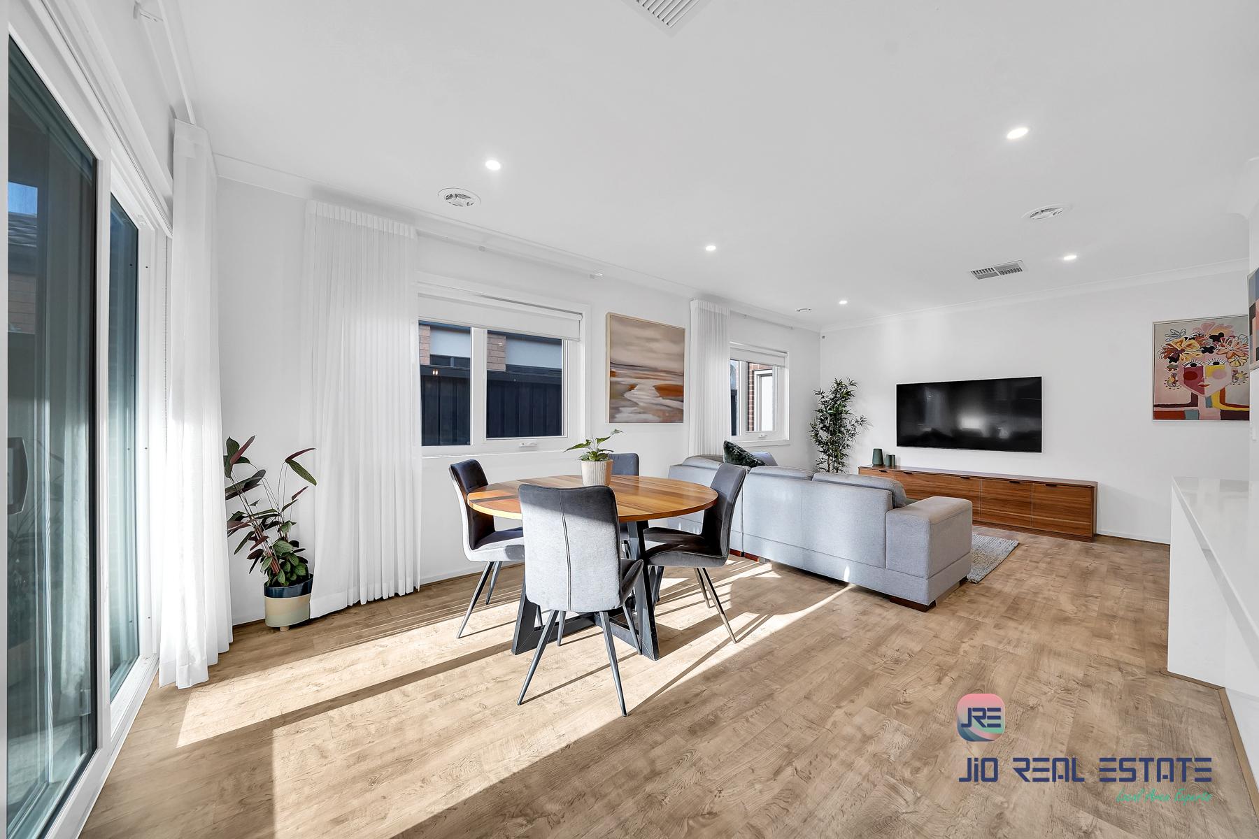 25 Houston Drive, Thornhill Park VIC