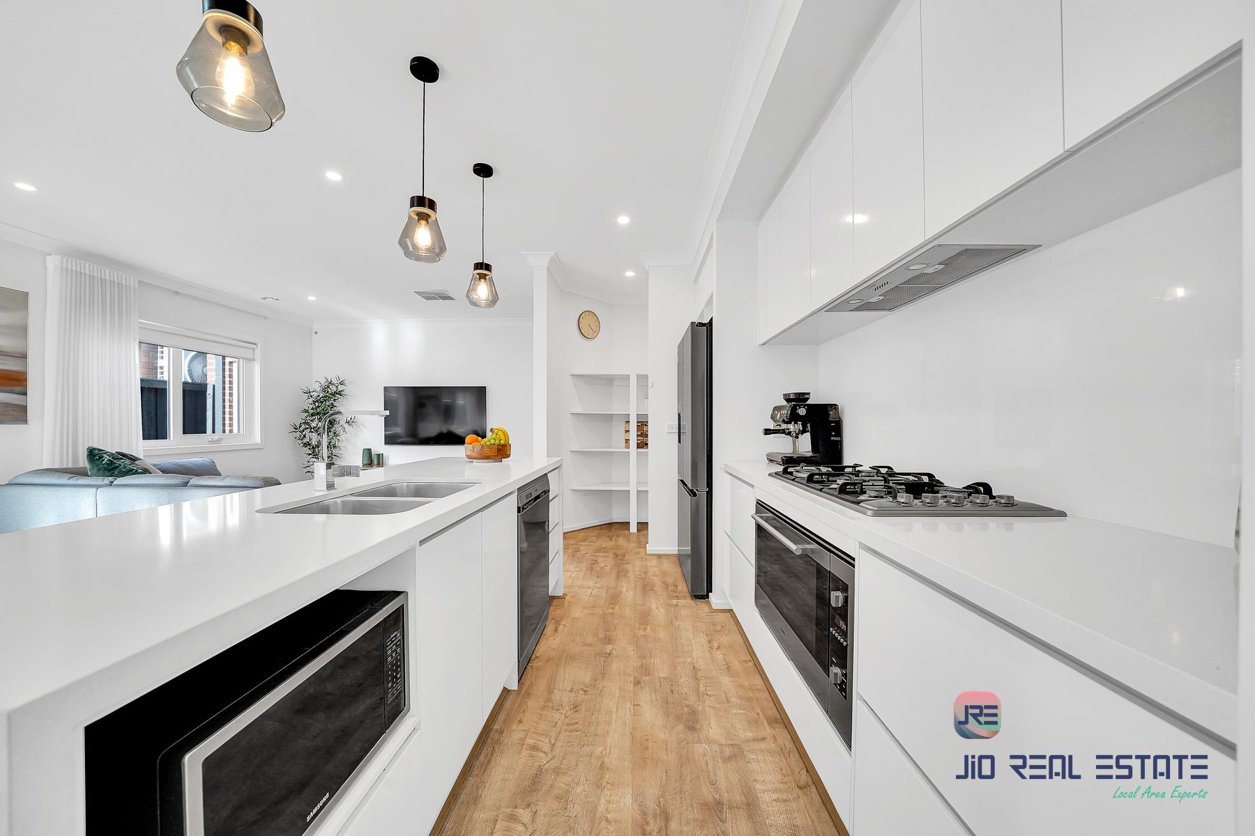 25 Houston Drive, Thornhill Park VIC