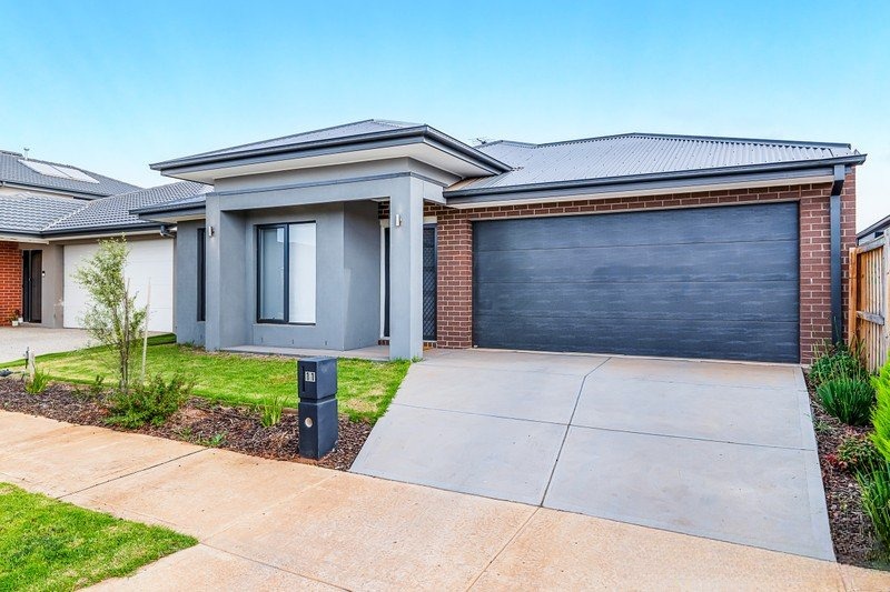 11 Neville Street, Thornhill Park VIC