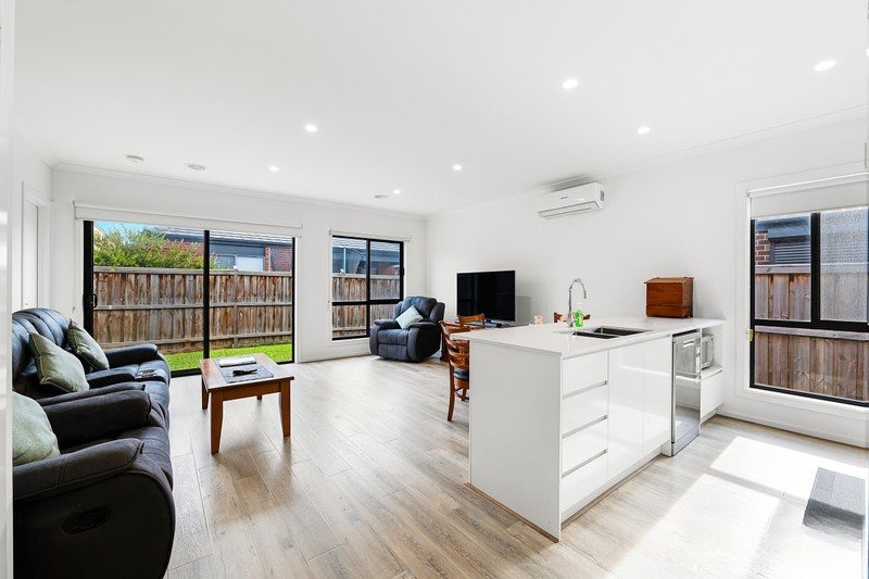 11 Neville Street, Thornhill Park VIC