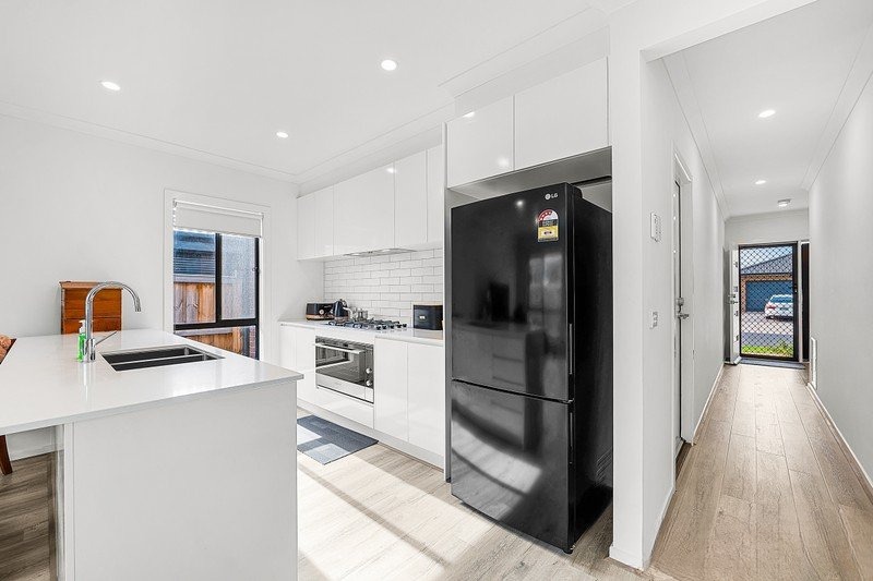 11 Neville Street, Thornhill Park VIC
