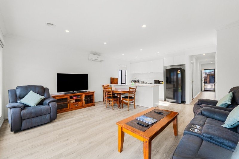 11 Neville Street, Thornhill Park VIC