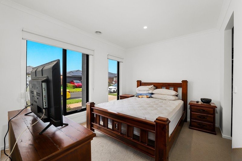 11 Neville Street, Thornhill Park VIC