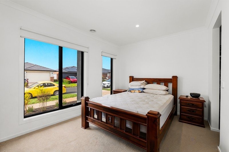 11 Neville Street, Thornhill Park VIC