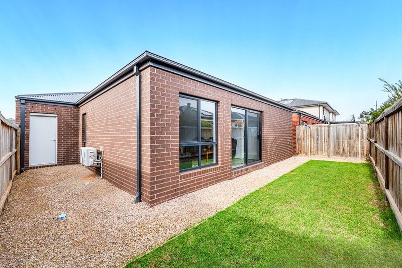 11 Neville Street, Thornhill Park VIC