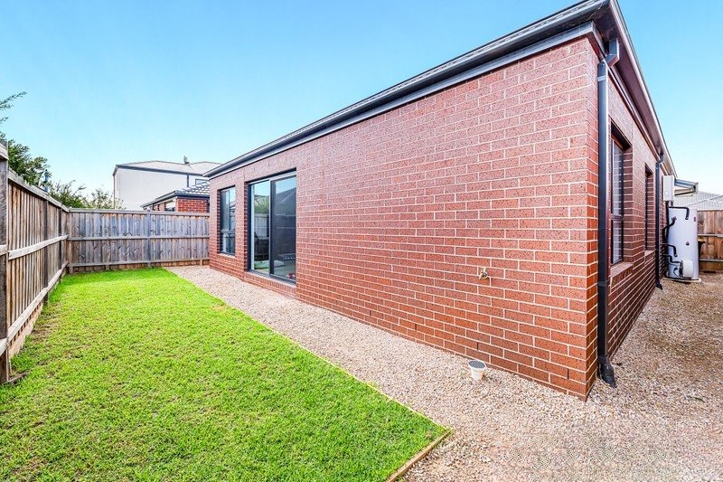 11 Neville Street, Thornhill Park VIC
