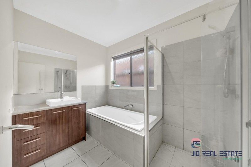 12 Edgware Street, Thornhill Park VIC