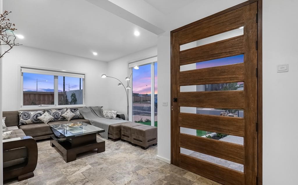 8 Sadie Avenue, Thornhill Park VIC