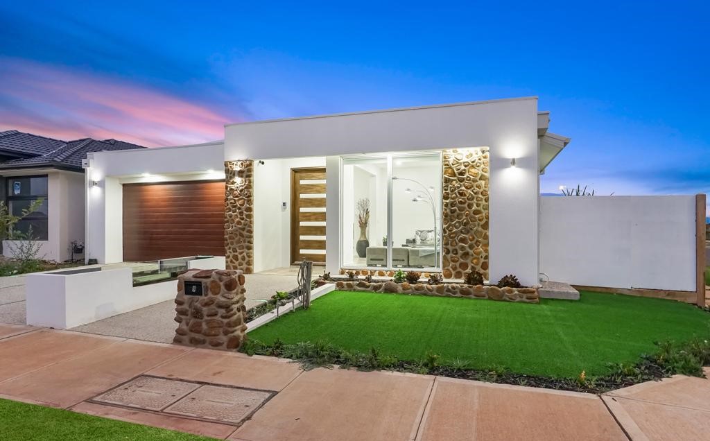 8 Sadie Avenue, Thornhill Park VIC