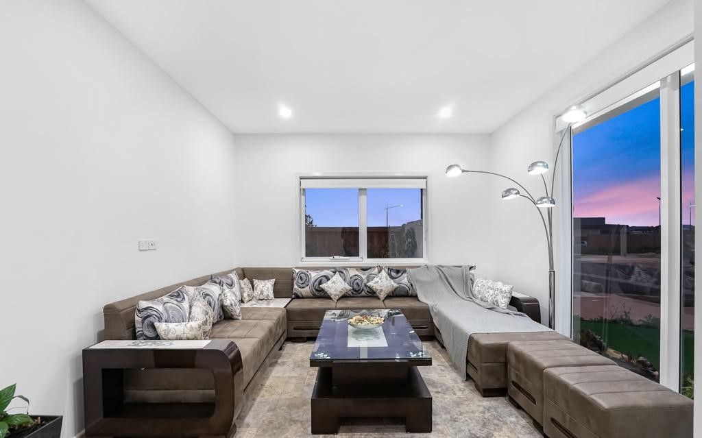 8 Sadie Avenue, Thornhill Park VIC