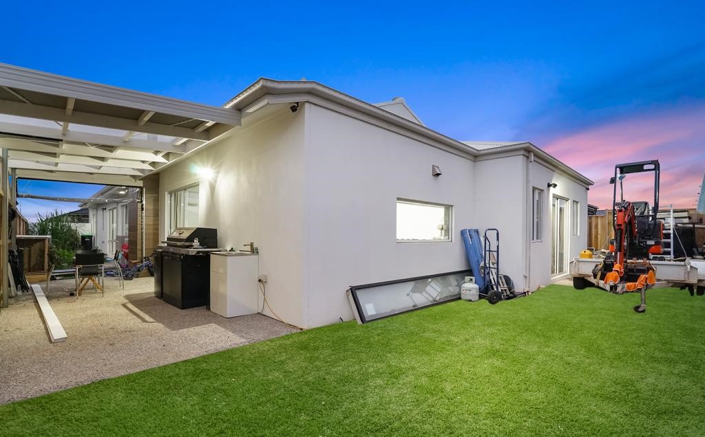 8 Sadie Avenue, Thornhill Park VIC