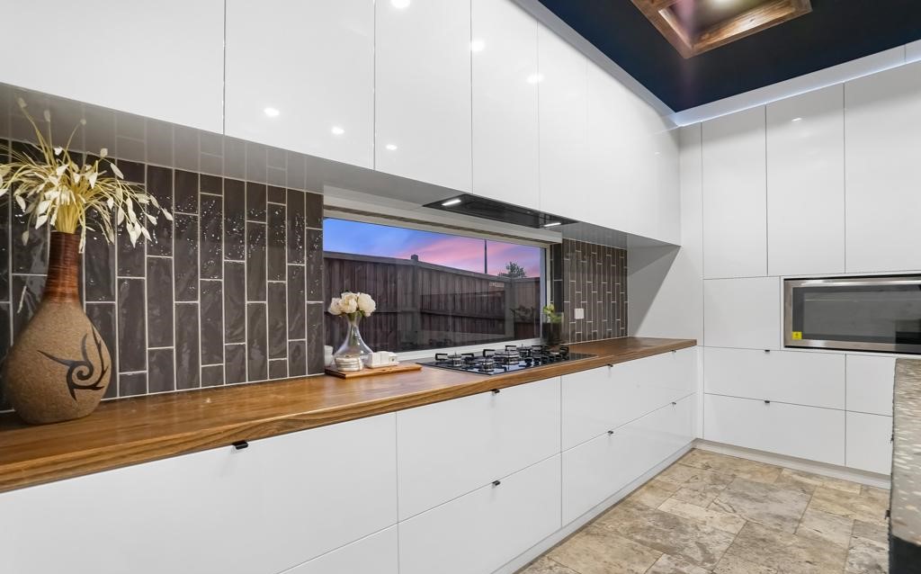 8 Sadie Avenue, Thornhill Park VIC