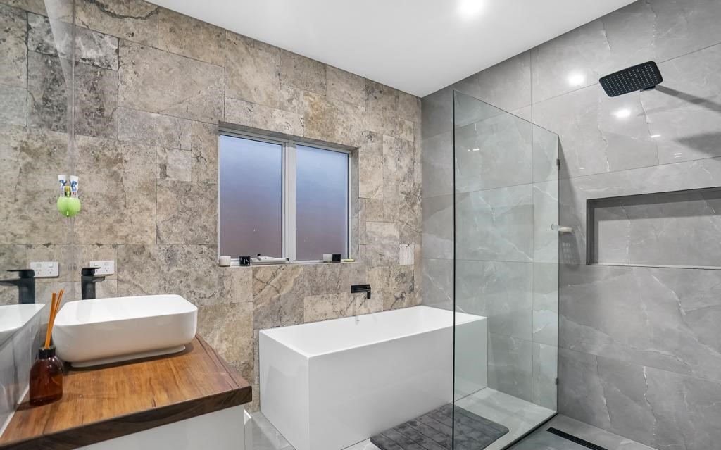 8 Sadie Avenue, Thornhill Park VIC