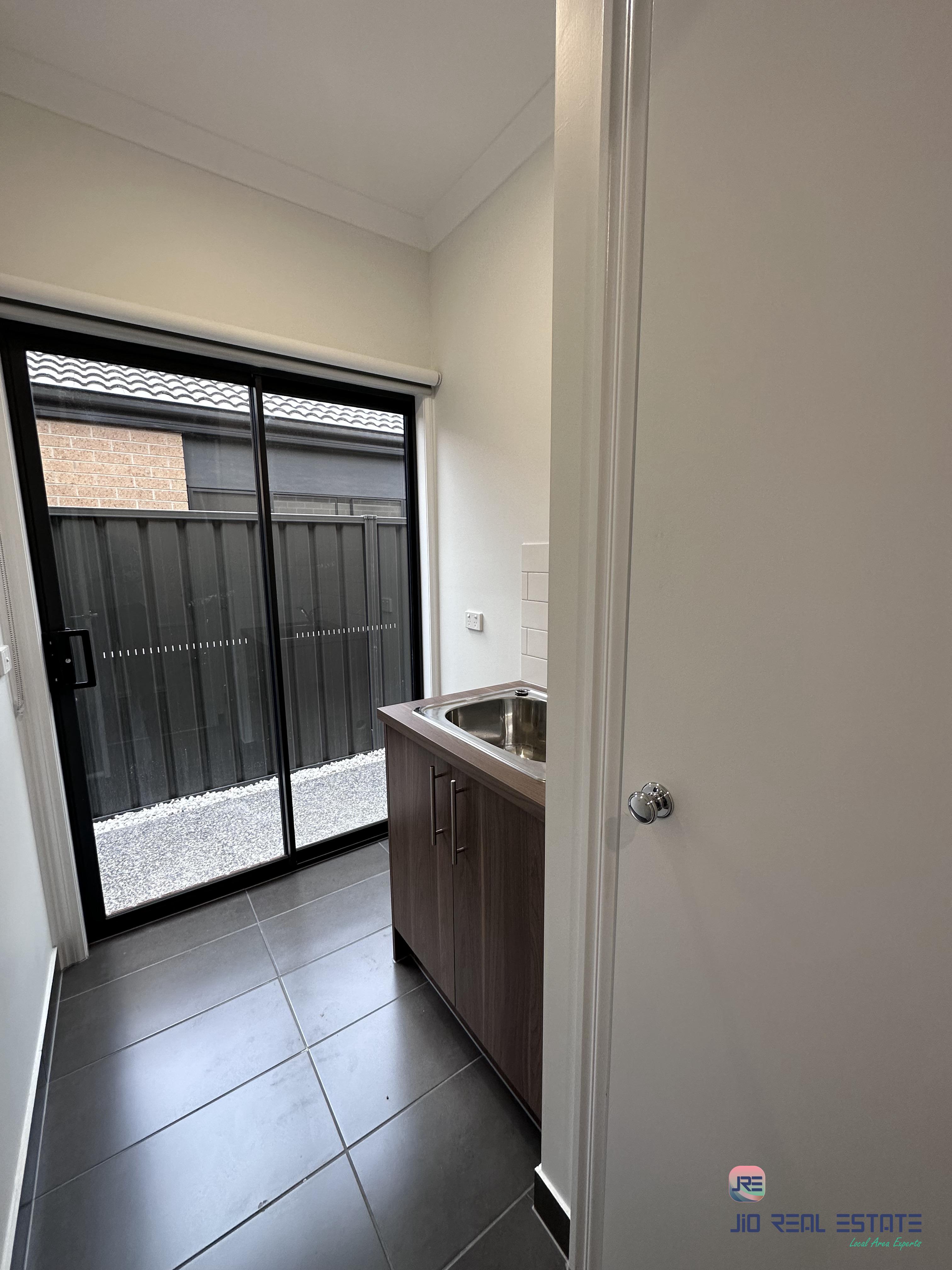 24 Glenard Ave, Strathtulloh VIC