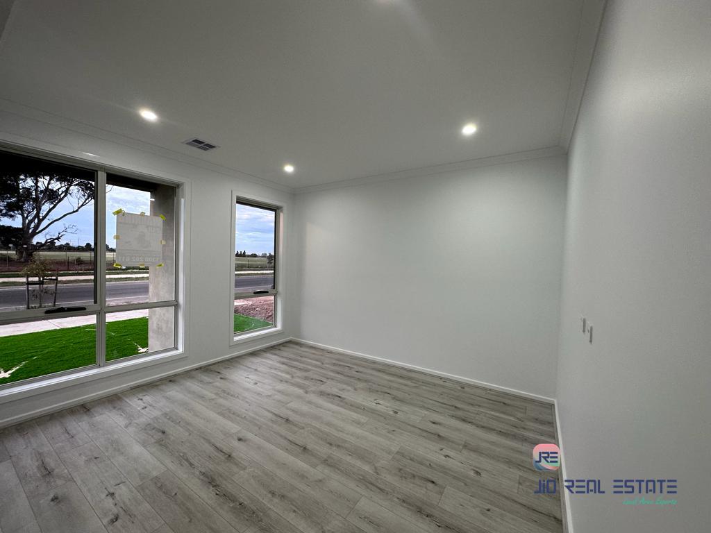 33 Riversdale Boulevard, Weir Views VIC