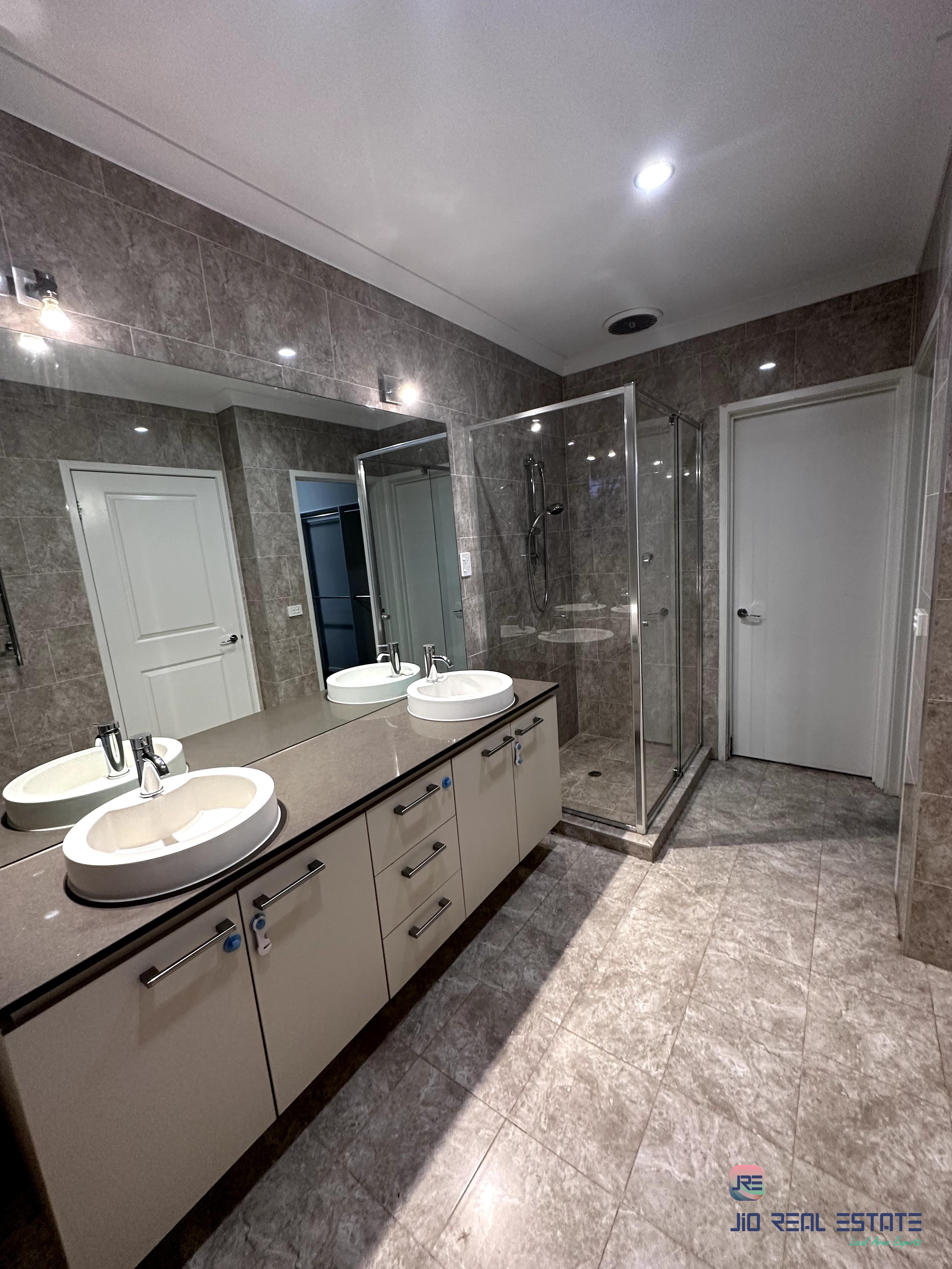 3 Finsbury Crescent, Manor Lakes VIC
