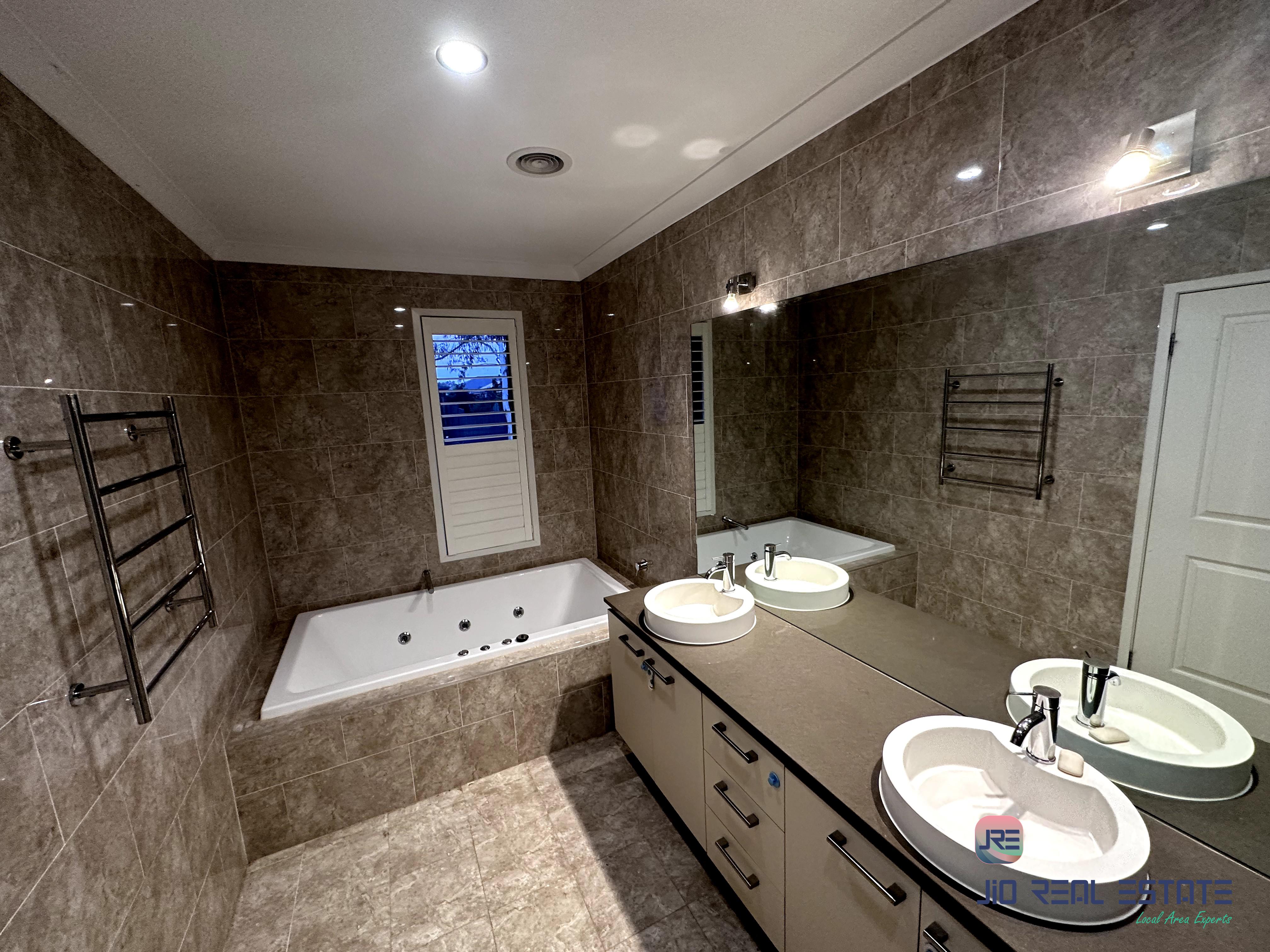 3 Finsbury Crescent, Manor Lakes VIC