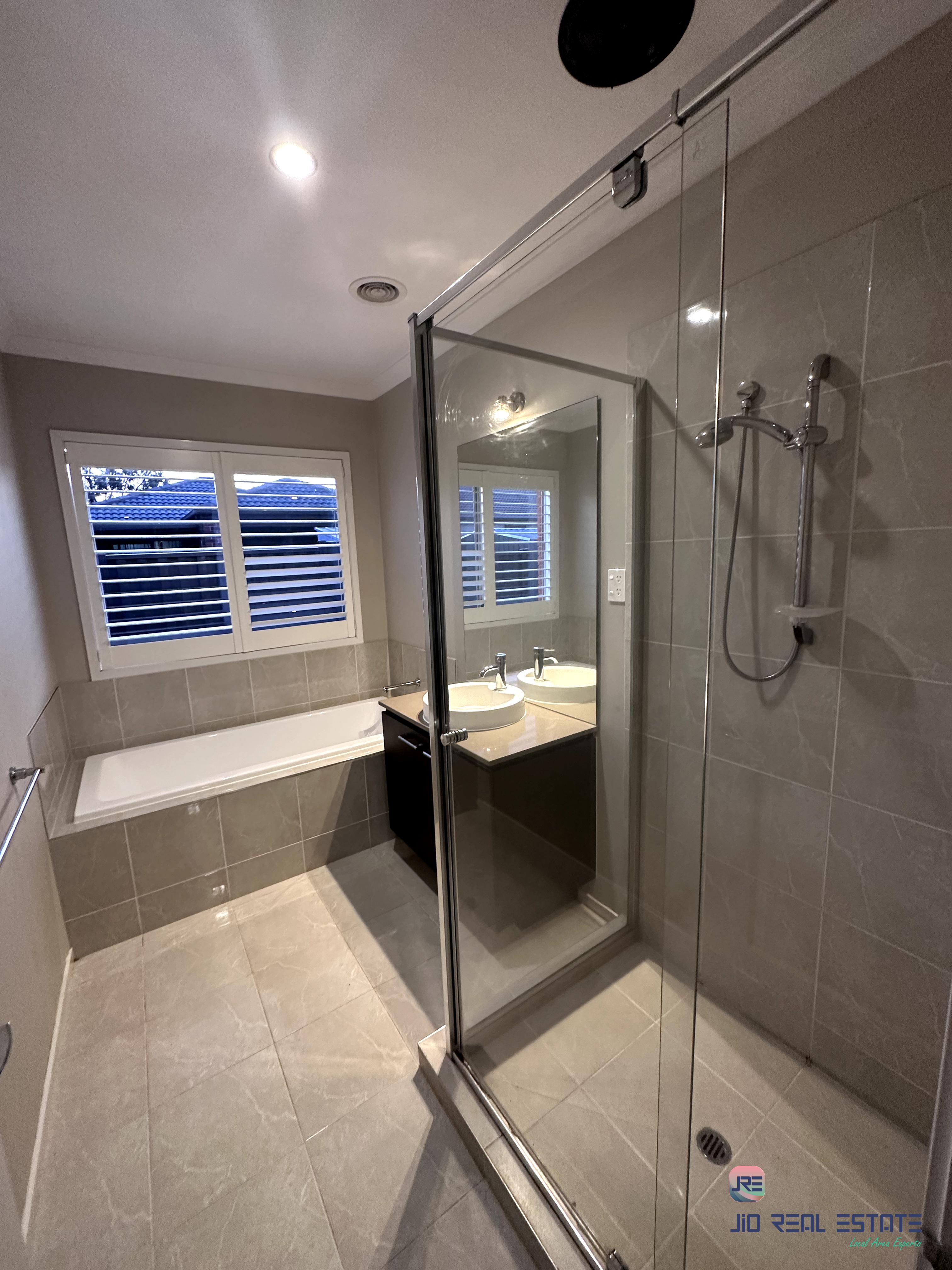3 Finsbury Crescent, Manor Lakes VIC