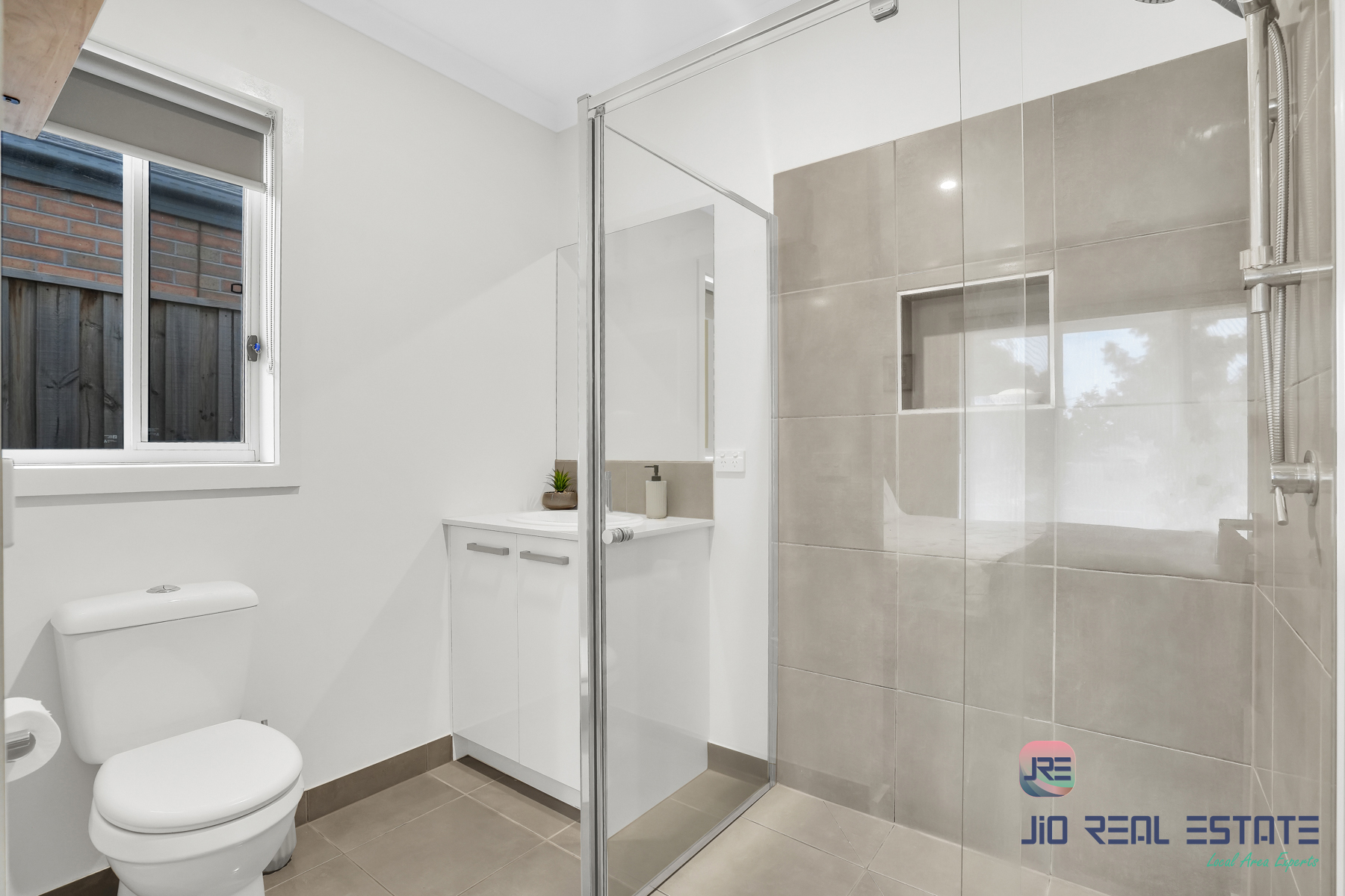 8 Stockport Crescent, Thornhill Park VIC