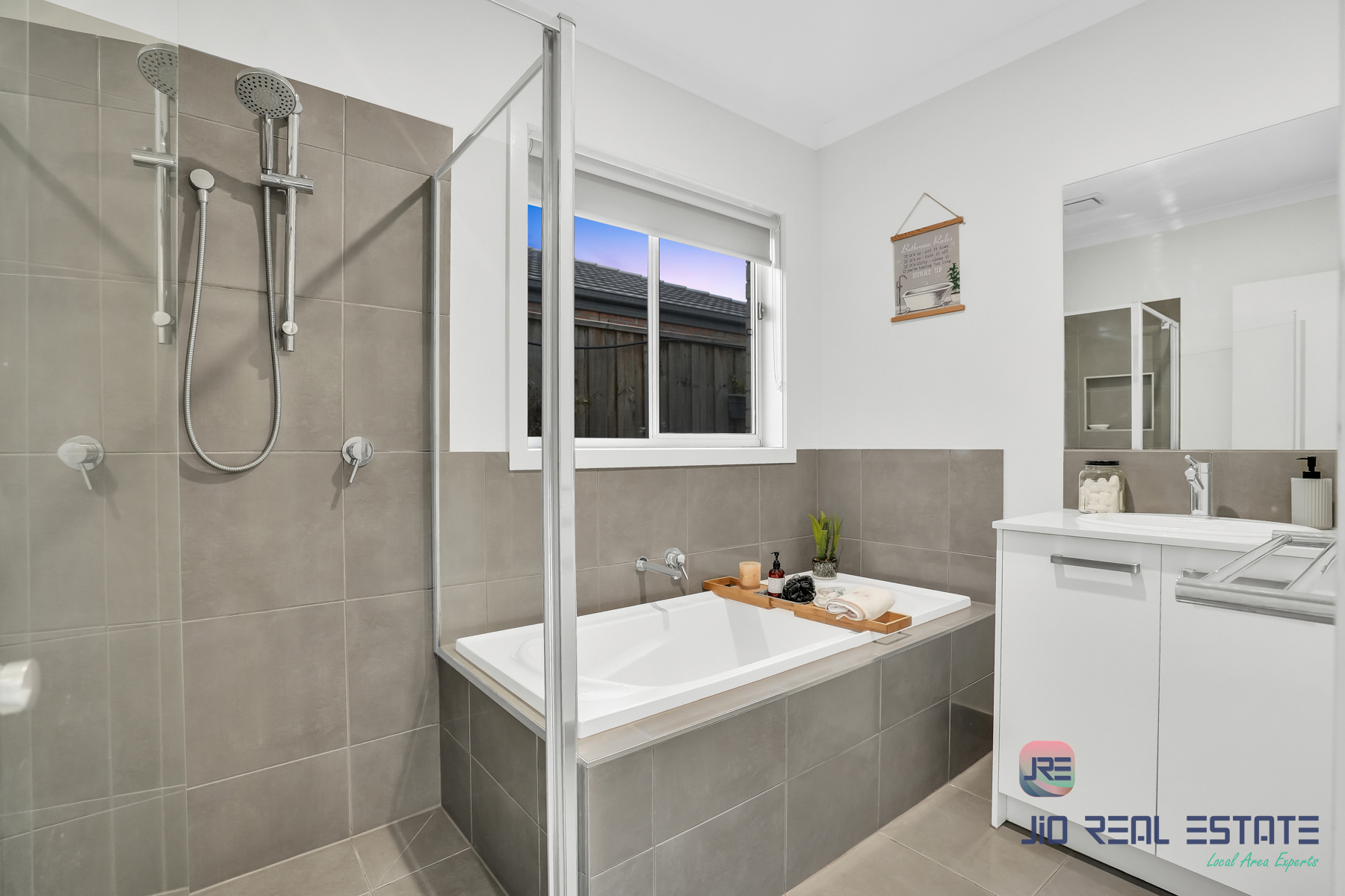 8 Stockport Crescent, Thornhill Park VIC