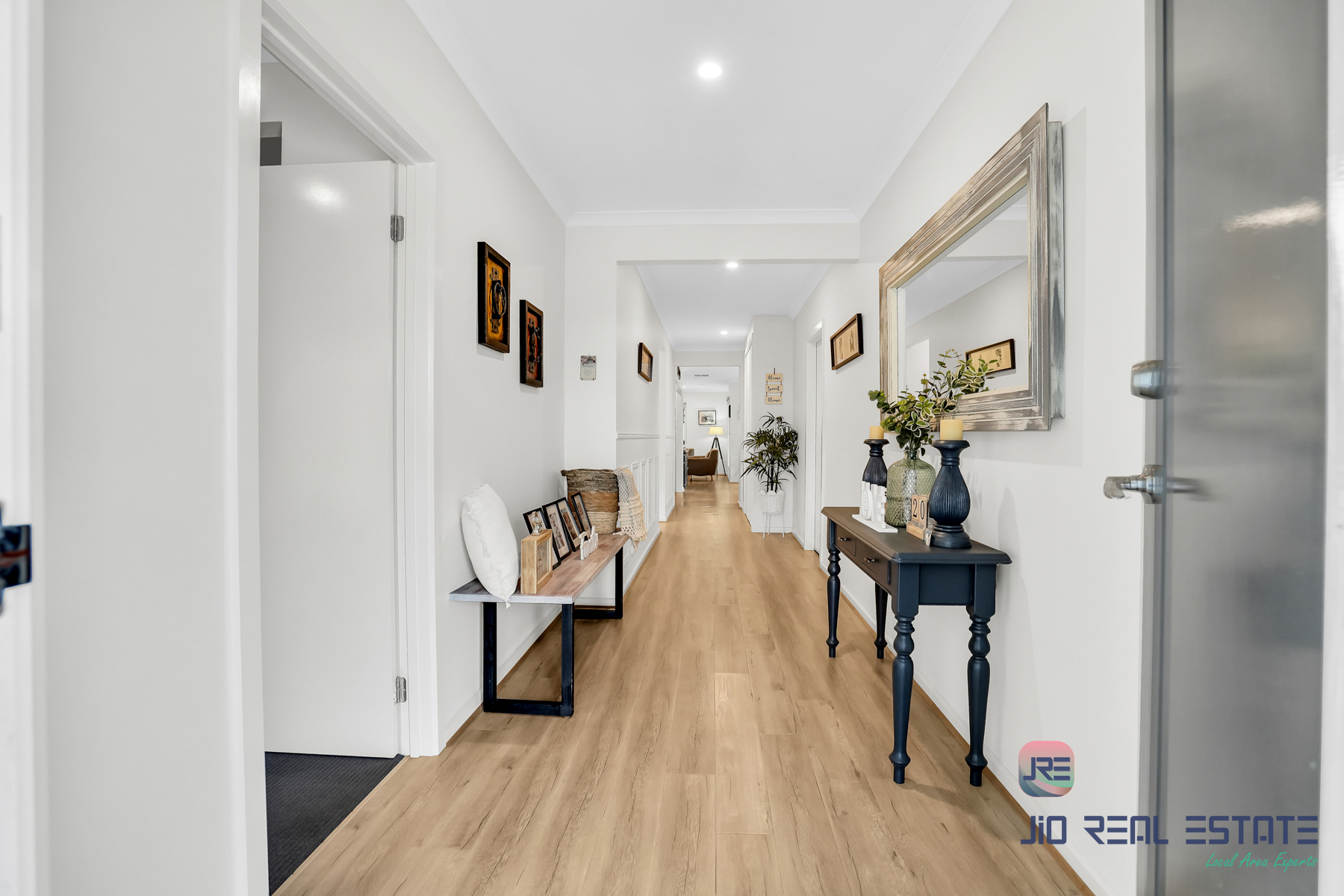 8 Stockport Crescent, Thornhill Park VIC