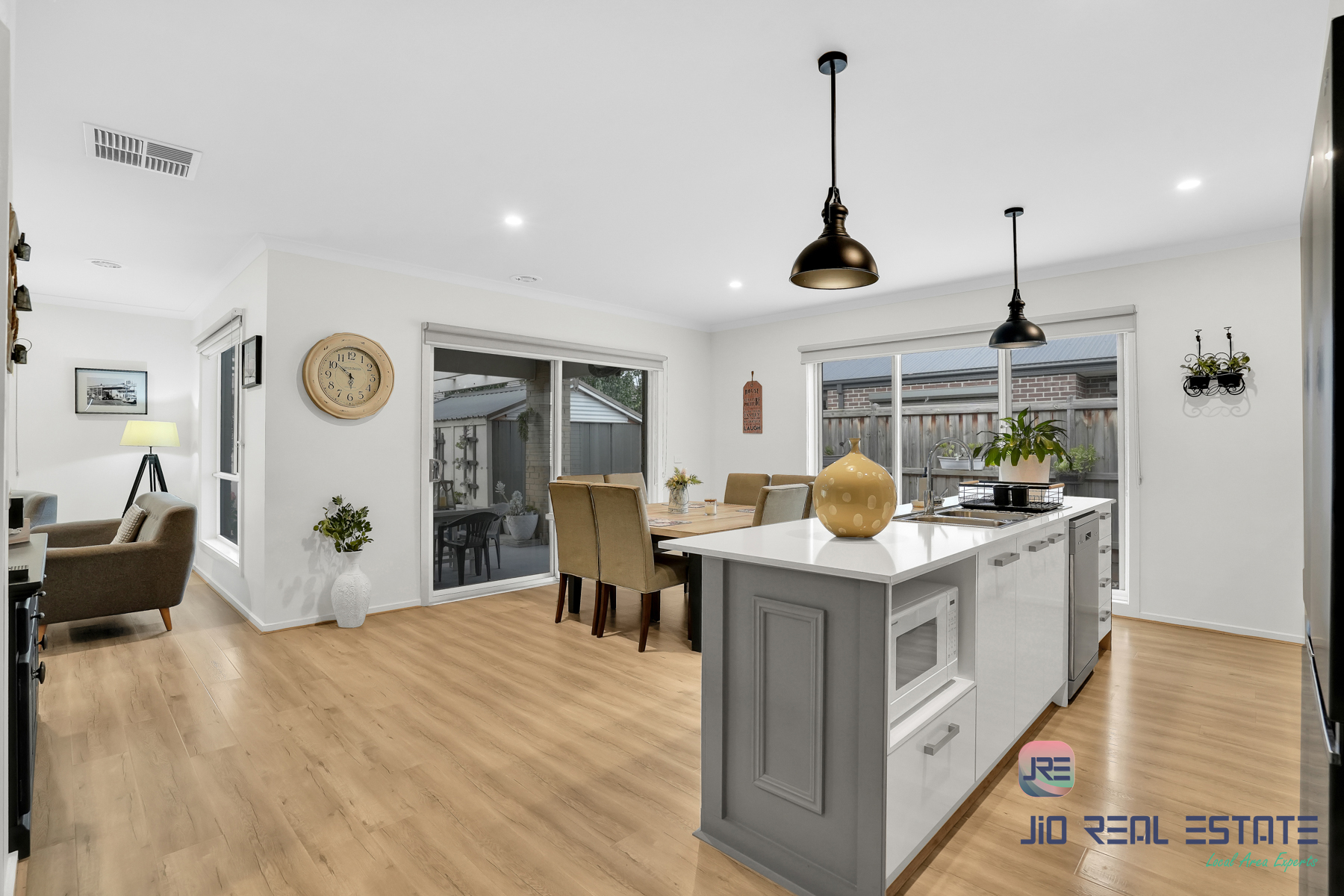 8 Stockport Crescent, Thornhill Park VIC