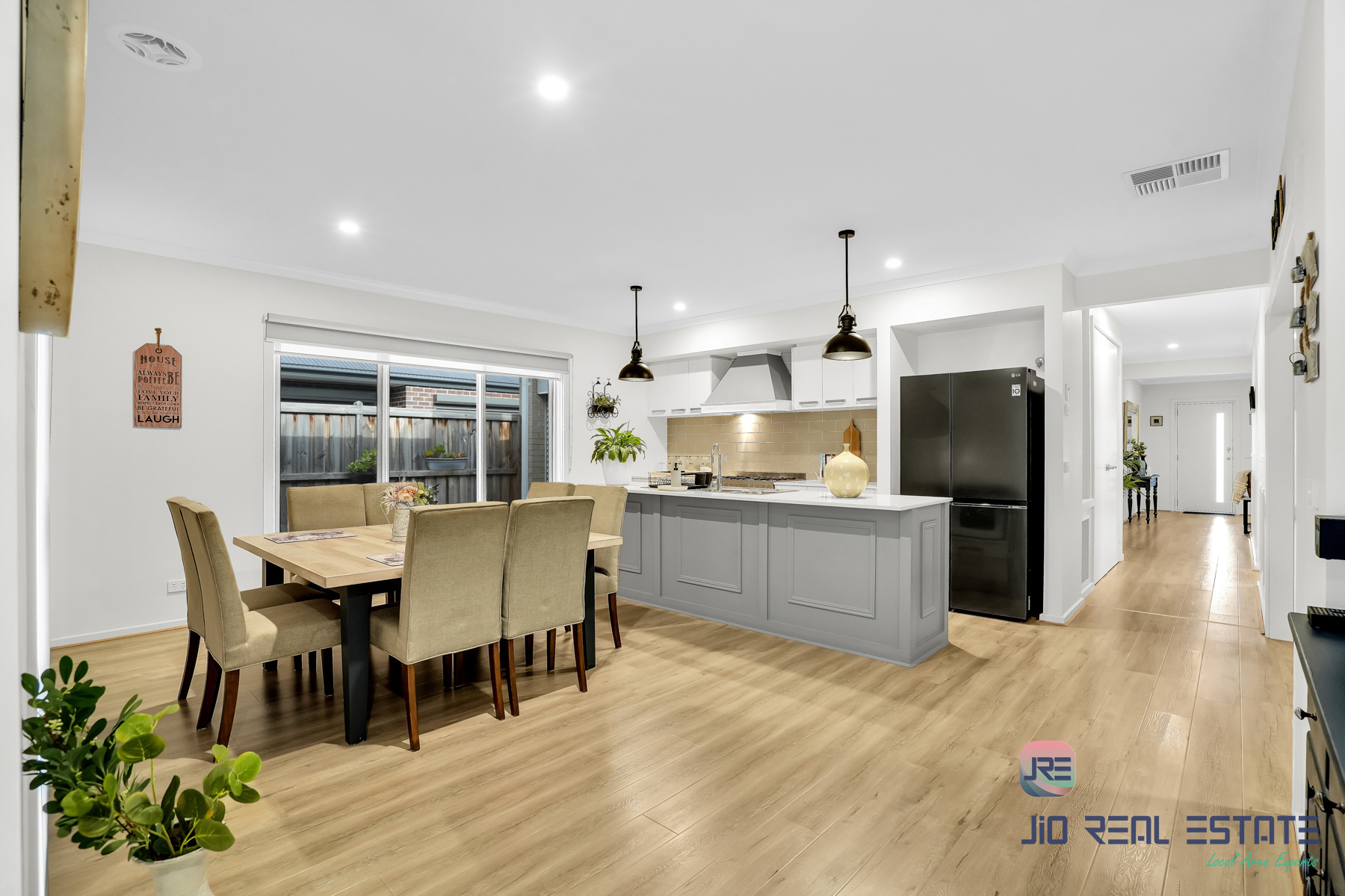 8 Stockport Crescent, Thornhill Park VIC