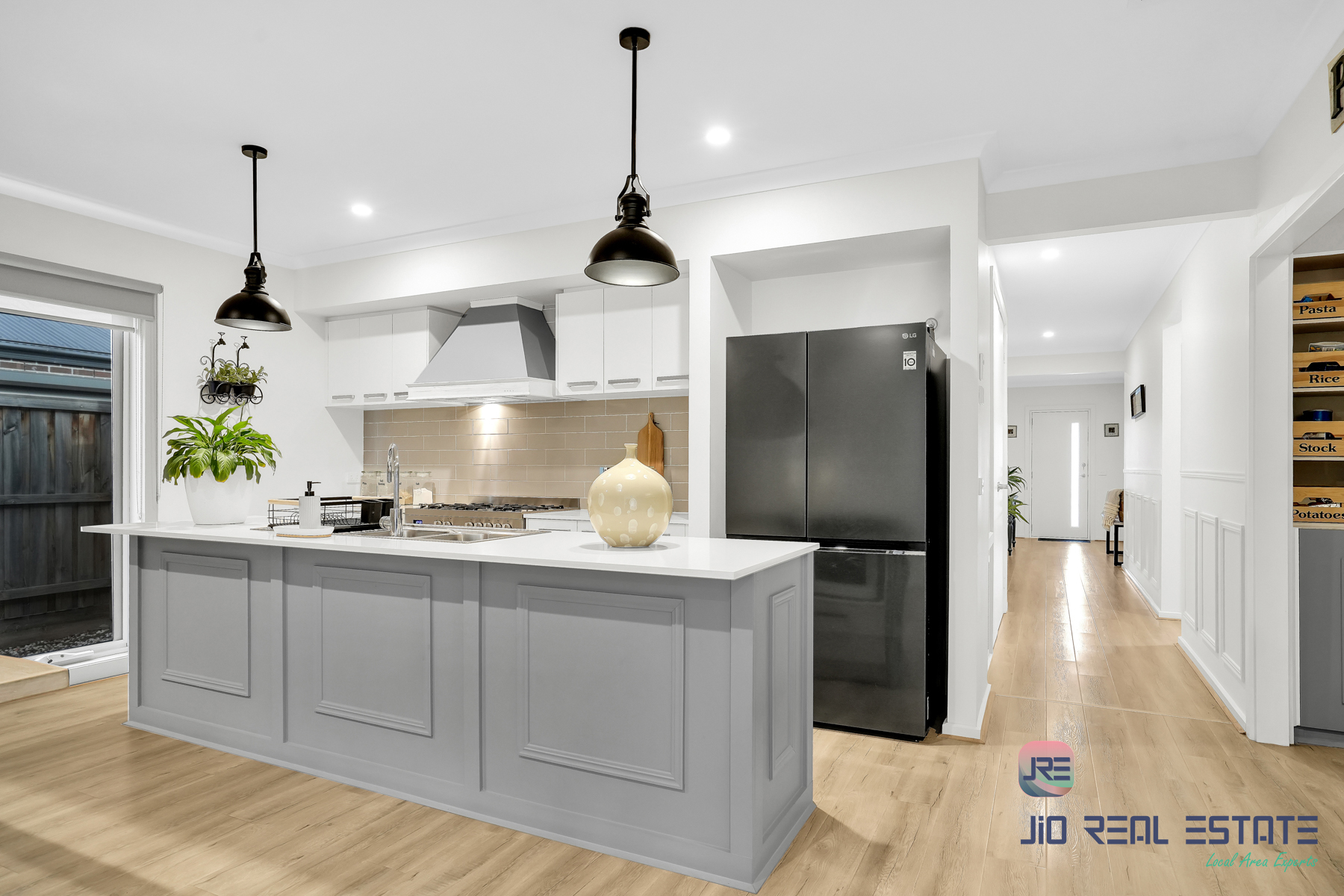 8 Stockport Crescent, Thornhill Park VIC