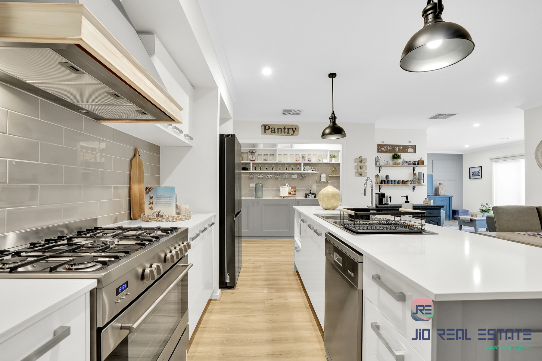 8 Stockport Crescent, Thornhill Park VIC