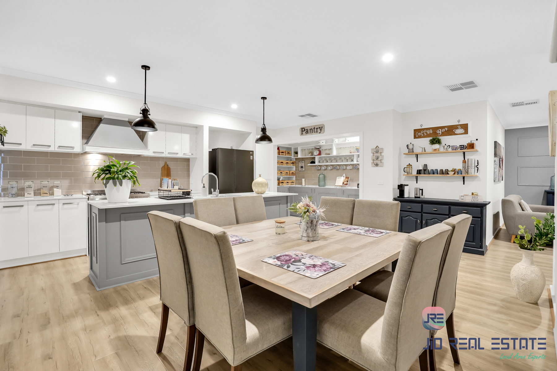 8 Stockport Crescent, Thornhill Park VIC