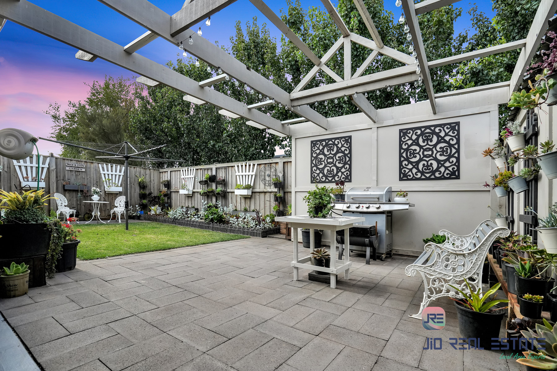 8 Stockport Crescent, Thornhill Park VIC