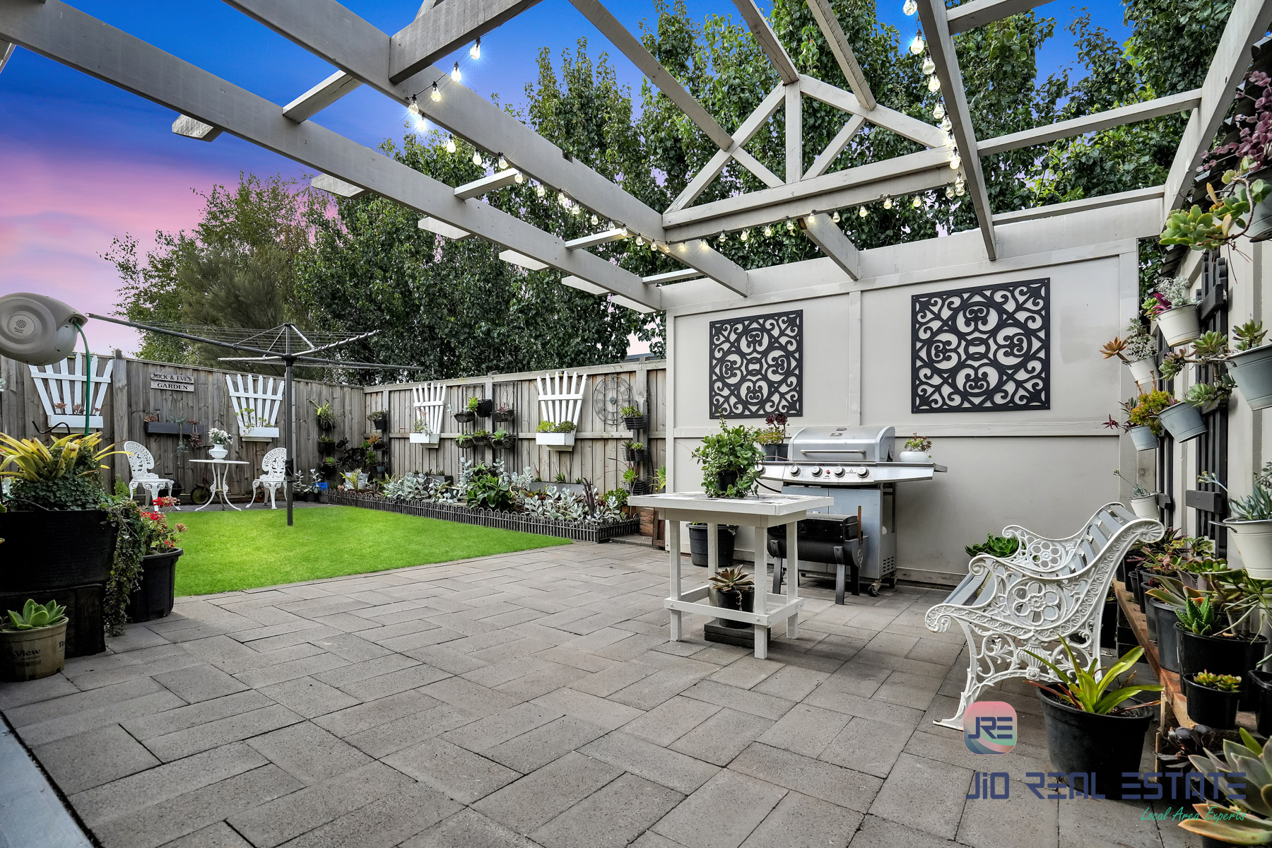 8 Stockport Crescent, Thornhill Park VIC